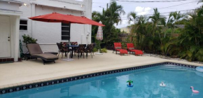 Poolside tropical getaway Easy access to fun